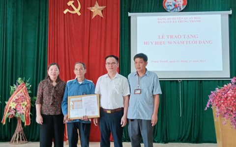 Đồng chí Nguyễn Đức Dũng Phó bí thư Huyện ủy, Chủ tịch UBND huyện đến tham dự lễ trao huy hiệu 50 năm tuổi Đảng cho Đảng viên xã Trrung Thành